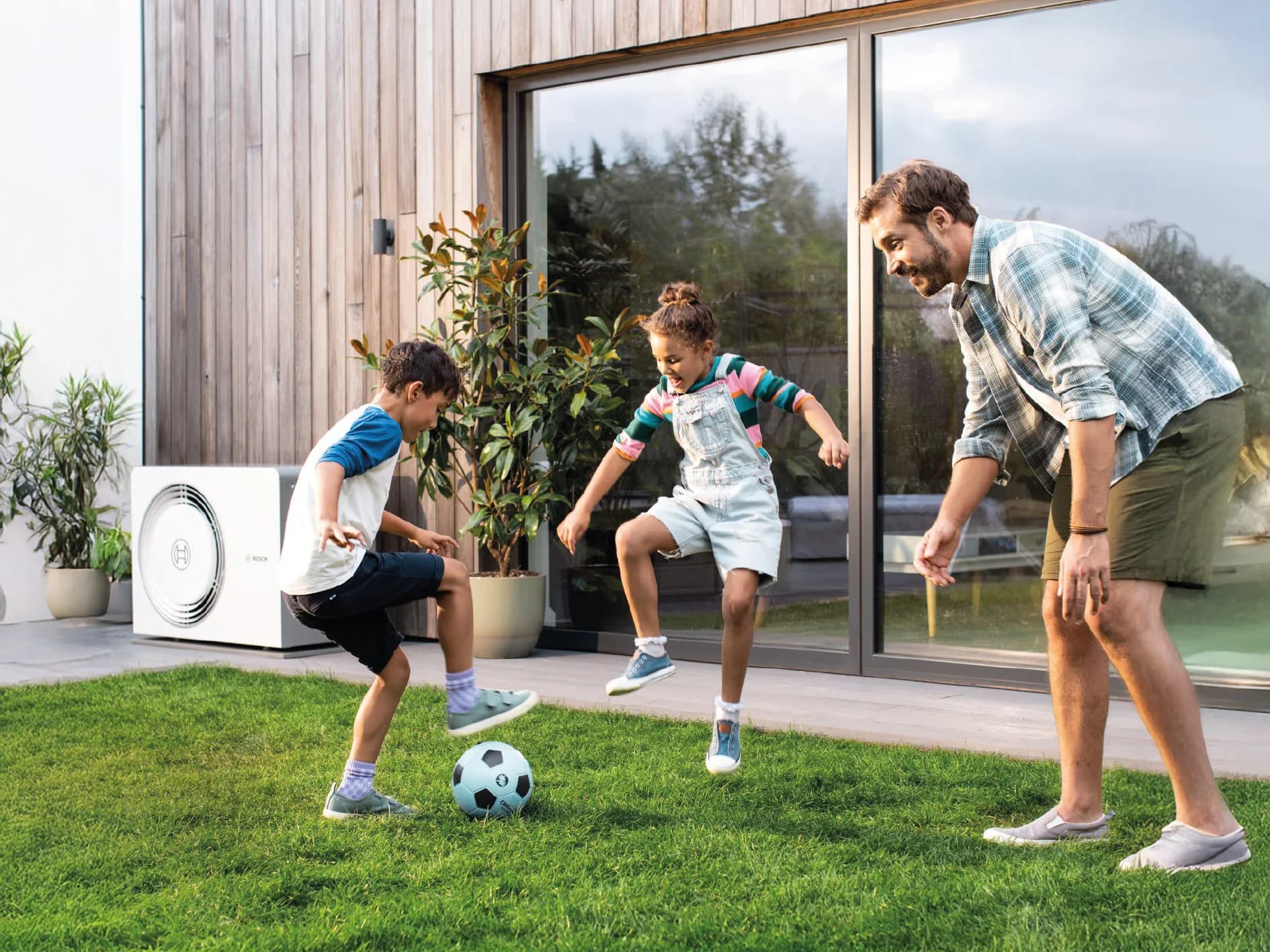 Bosch Wärmepumpe am Haus