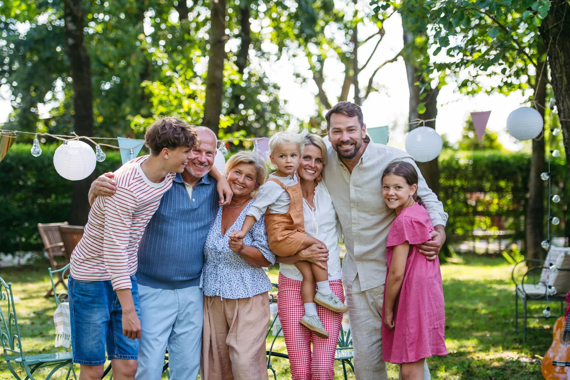 Familie vor ihrem Haus mit Wärmepumpe