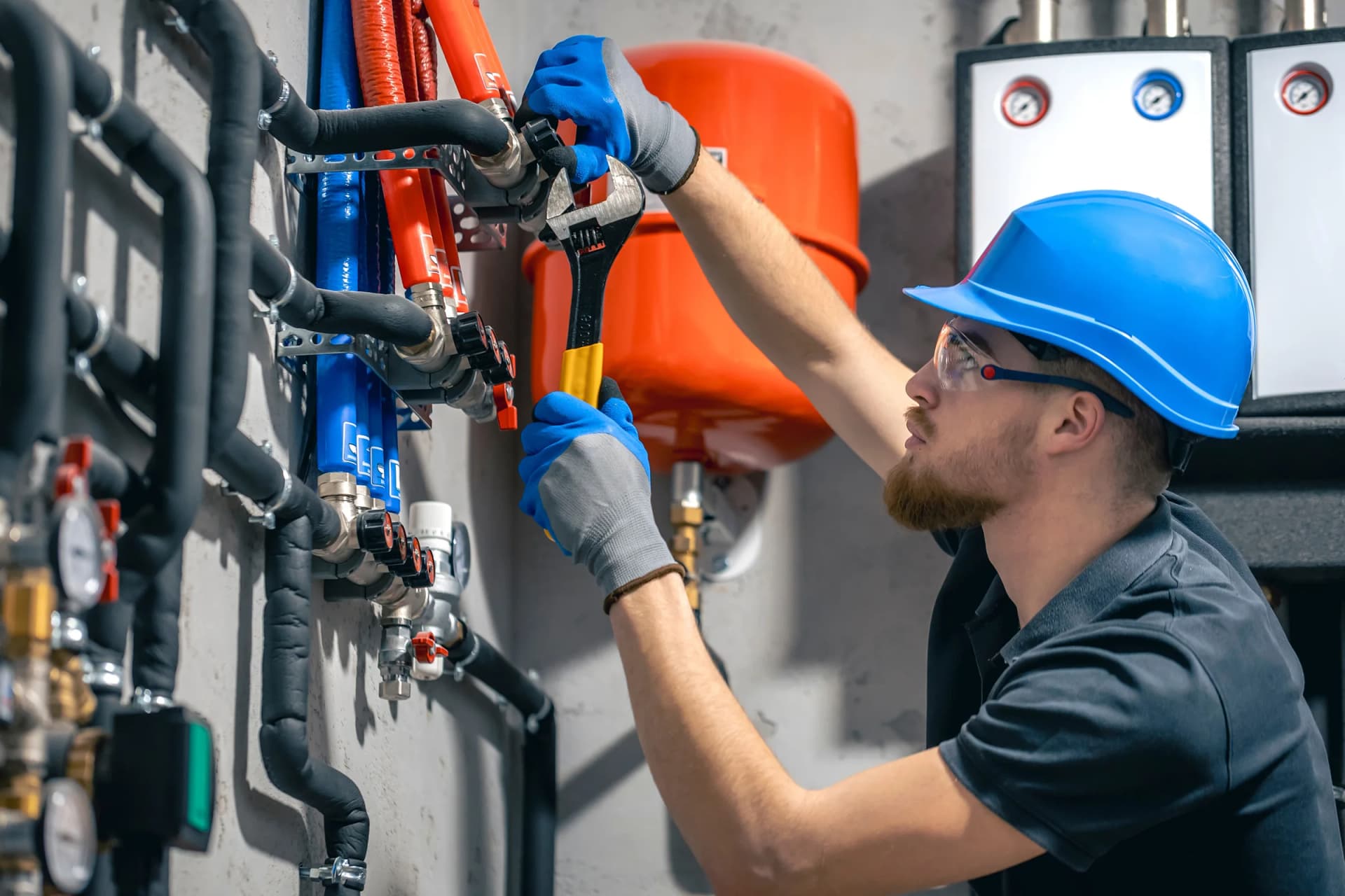 Techniker von E-Welt Energie bei der Installation